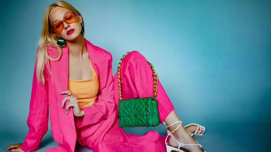 Co se nosí: Léto patří barvám a střihům, které lichotí ženám s plnějšími křivkami