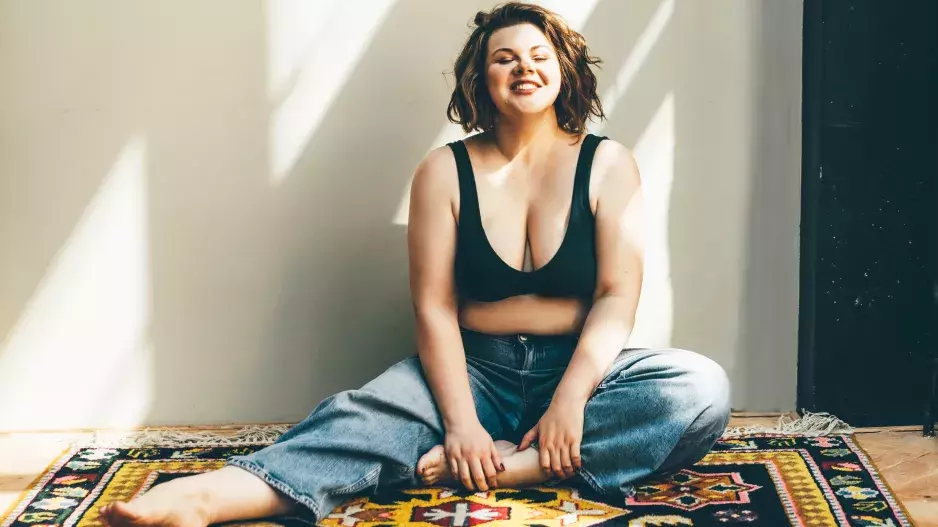 Velká stehna nebo pupík? Zamaskujte je například pomocí punčoch, pásku nebo správné délky sukně