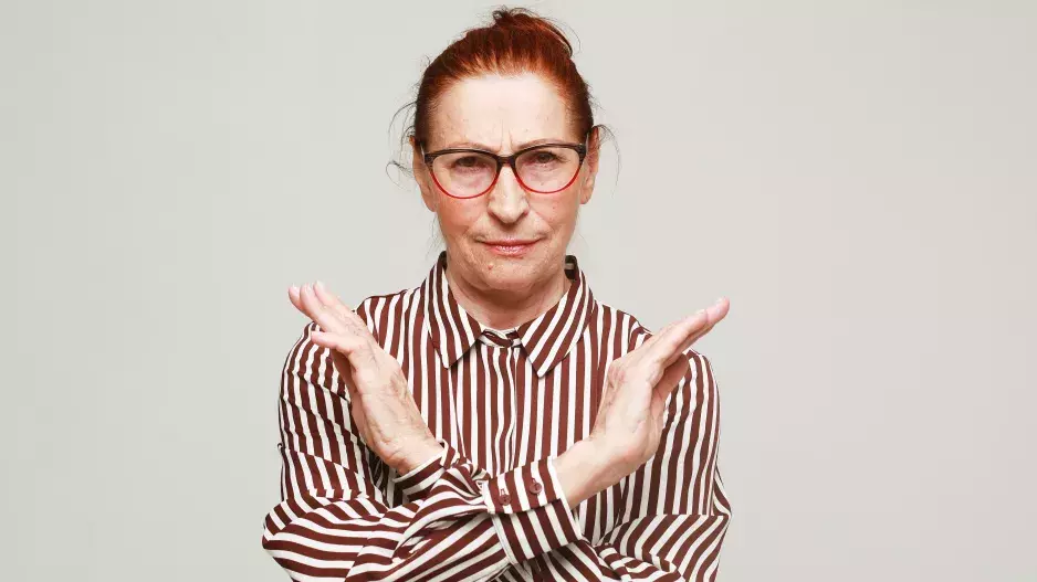 Neforemné blejzry, brýle z drogérie a další věci, které vám zbytečně přidávají roky. Zbavte se jich jednou pro vždy