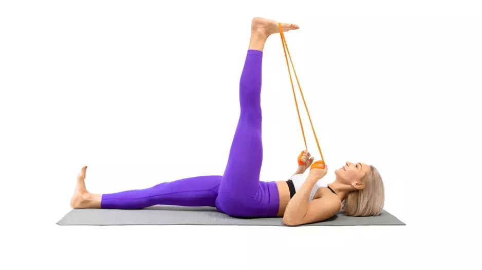 Mrtvý brouk či protahování s posilovací gumou: Jednoduché cviky na léto, které jsou efektivní, i když se příliš nezapotíte 