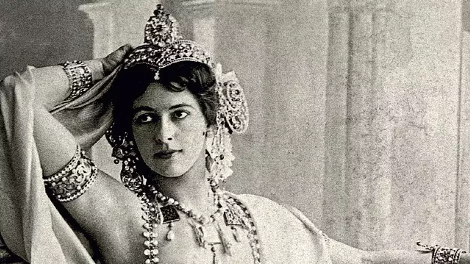 Osud exotické tanečnice a nejslavnější špionky Mata Hari. Před popravou si odmítla nechat zavázat oči