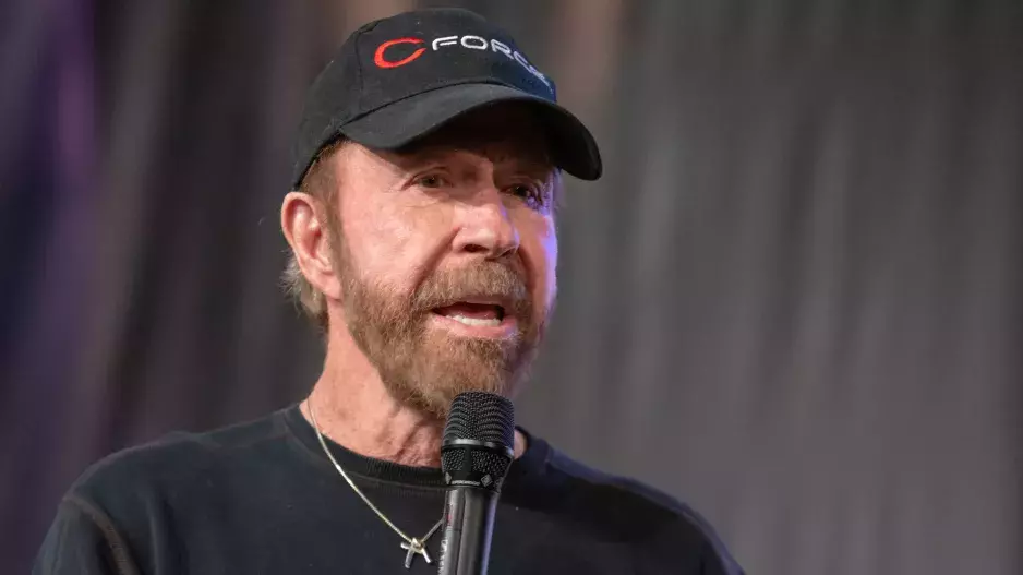 Chuck Norris je nesmrtelný stejně jako vtipy o něm: Stáhl se do ústraní a v 82 letech vypadá nezvykle ve formě