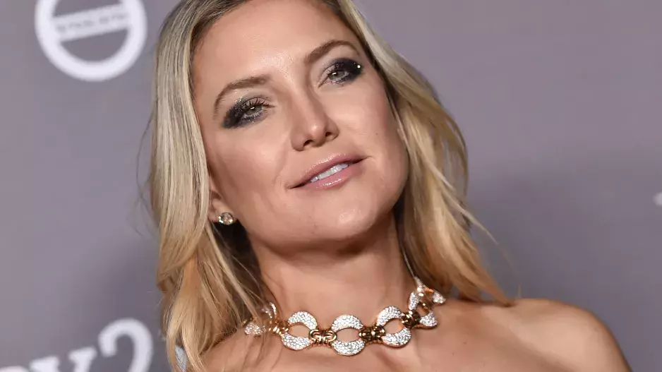 Herečka Kate Hudson pije svou ranní kávu nahoře bez. Odvážná fotka se dočkala i parodie