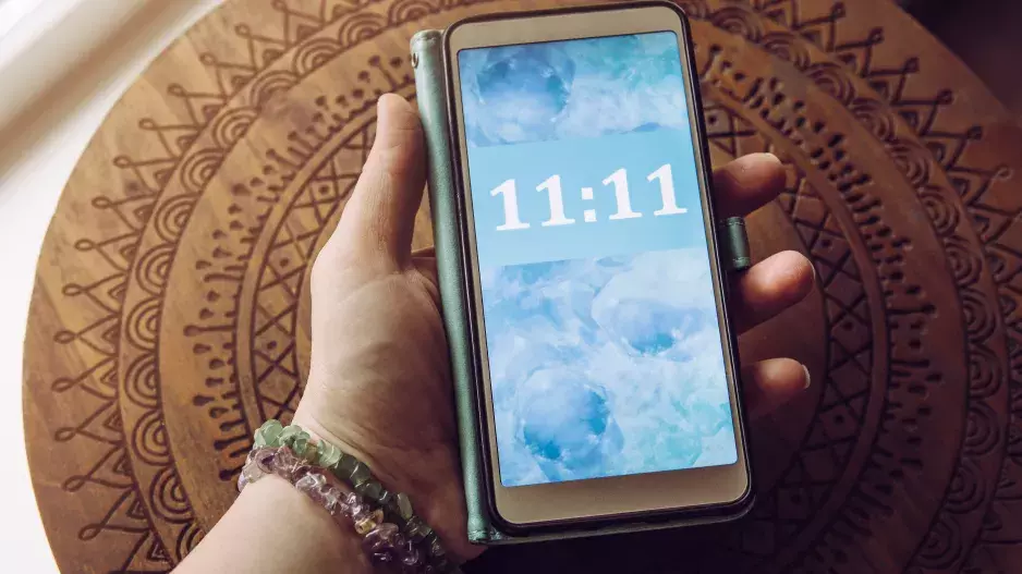 Vídáte na hodinách stejná čísla? Promlouvá k vám vesmír prostřednictvím kódů. Jedničky jsou počátkem duchovní cesty