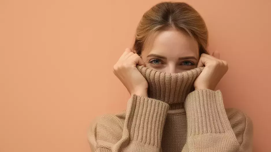 Co se nosí: Nejkrásnější svetry podzimu  2022, které vás nebudou stát víc než pětistovku. Vsaďte na eleganci a správný střih