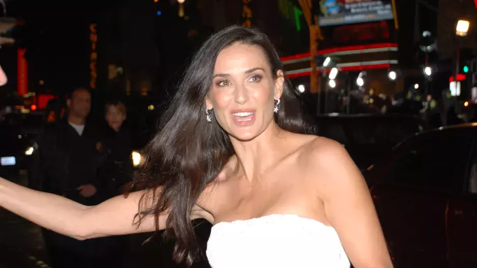 Hvězdná Demi Moore bez retuše. Paparazzi fotografie ukázaly nejen celulitidu
