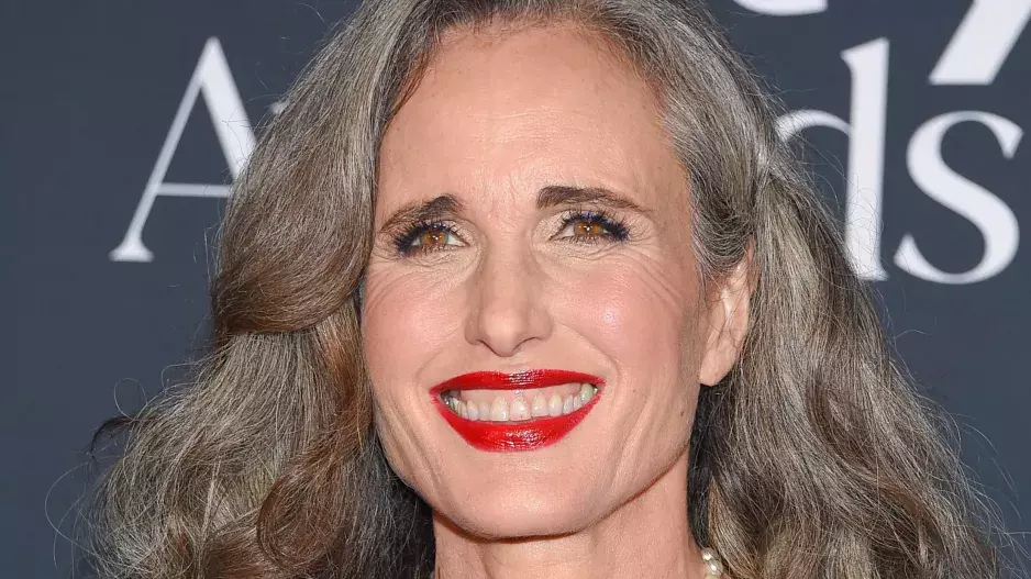 Andie MacDowell a další celebrity s šedivými vlasy jsou důkazem, že stáří je krásné