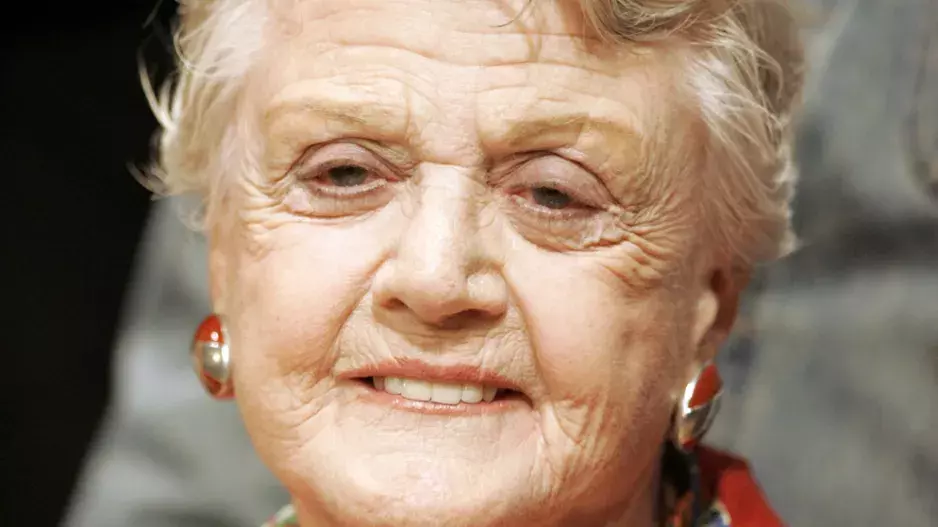 Ve věku 96 let zemřela Angela Lansbury ze seriálu To je vražda, napsala. V životě si zažila mnoho trápení. Manžel ji podváděl a děti skončily na drogách