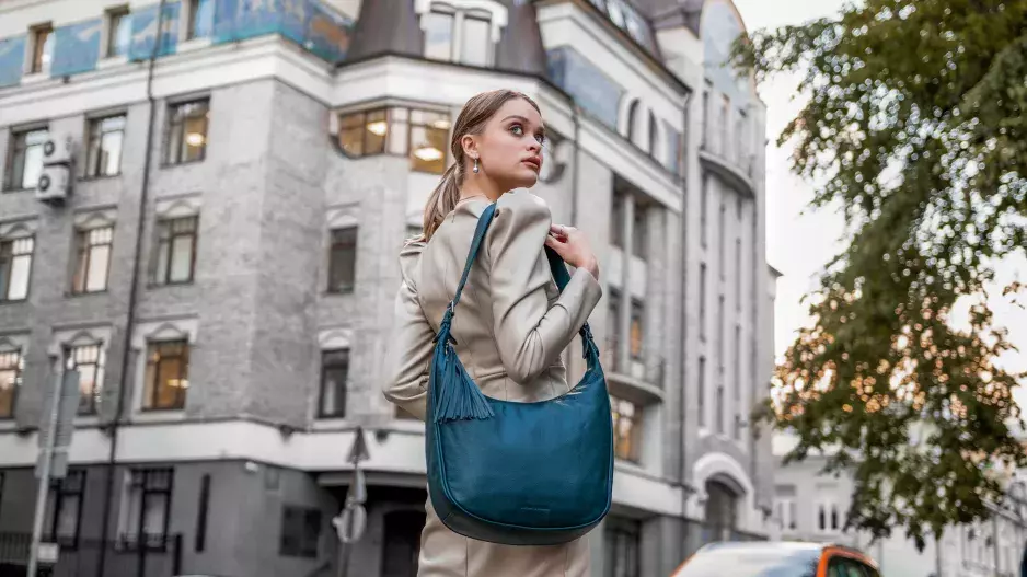 To, jak nosíte kabelku, o vás prozradíte více, než byste chtěla. Odborníci rozdělili ženy do několika skupin