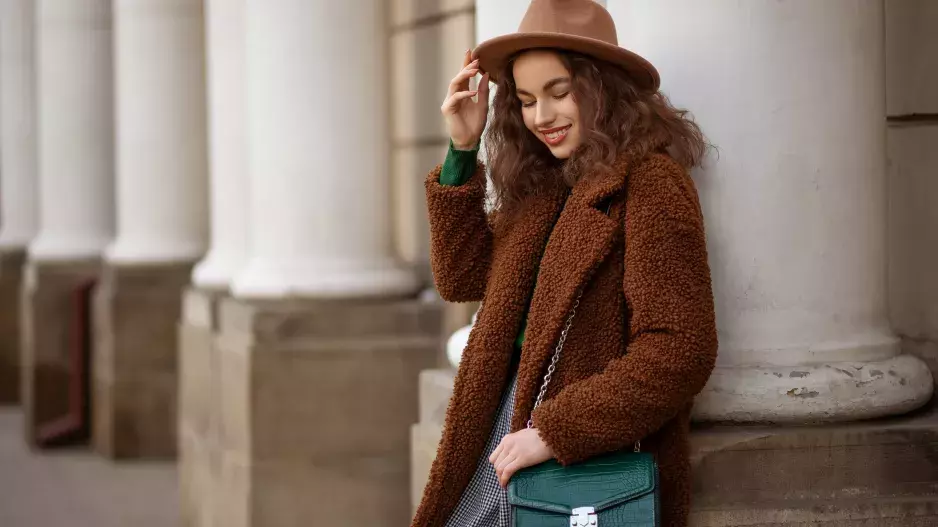 Módní trend: Plyšový  kabát nesmí chybět žádné ženě v šatníku. Zahřeje vás a doladí váš outfit k dokonalosti. Vyberte si ten svůj