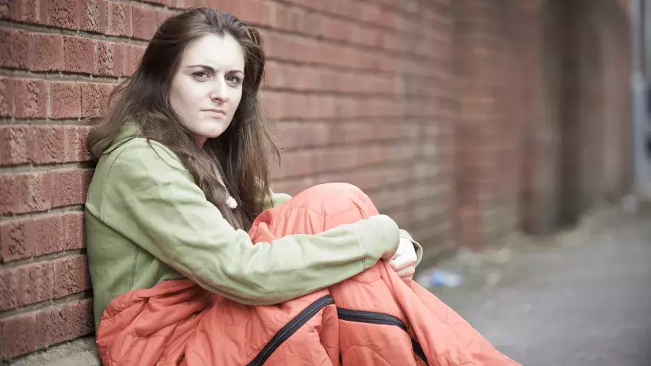 Stylista proměňuje bezdomovkyně v krásky: Výsledek je naprosto dokonalý, pláčou, když spatří svůj odraz v zrcadle