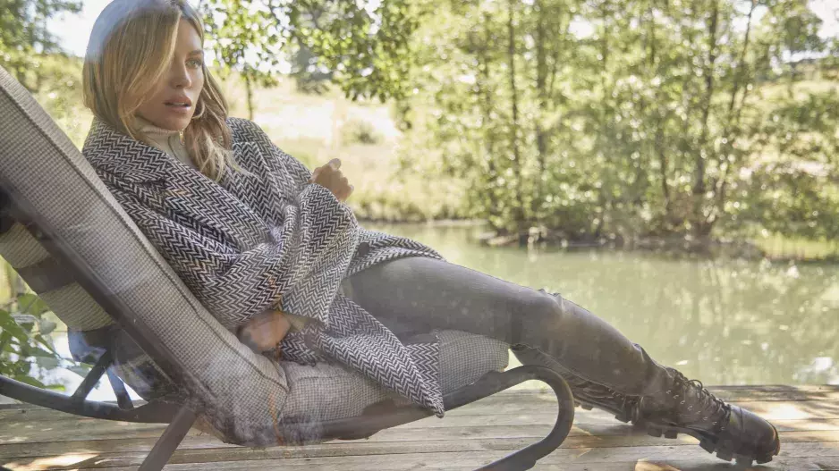 Konec tlustým bundám a svetrům! Jak se letos v zimě obléknout, abyste vypadala štíhlejší a mladší?