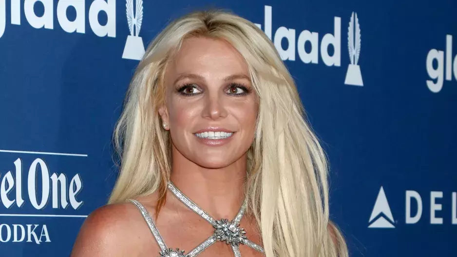 Britney Spears se ukázala v kalhotkách s povoleným bříškem. Fanoušci jsou naštvaní. "Tohle není normální," píší