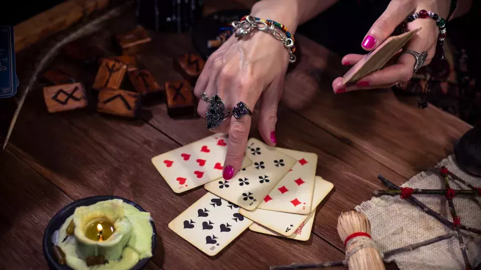 Velký výklad mariášových karet na listopad: Kartářka radí zklidnit životní tempo. Tento měsíc ukáže, co nemáme vyřešeno sami se sebou