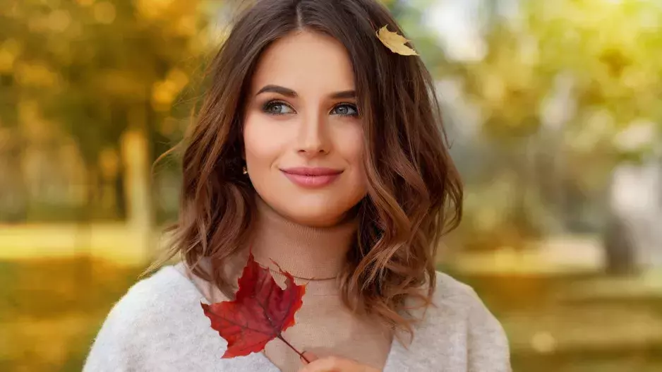 Nejlepší účesy podzimu 2022: Zeštíhlí váš obličej a omladí vás. V módě jsou nejenom drdoly