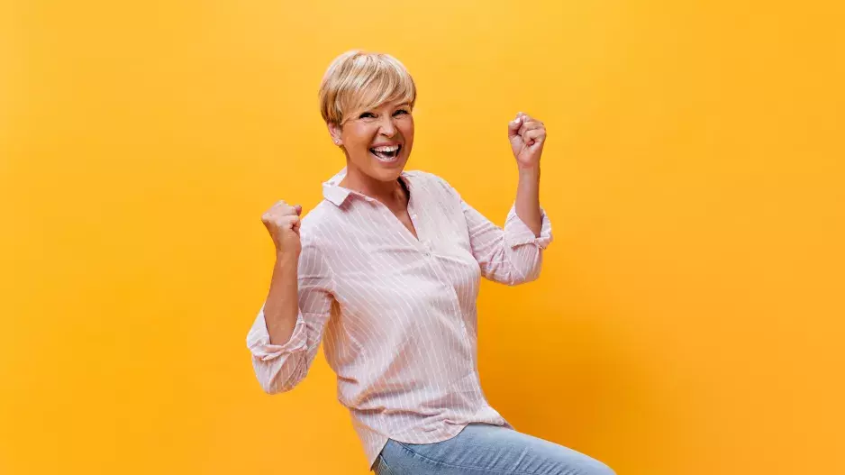 Jak se oblékat po čtyřicítce a vypadat mladší: Vyvarujte se určitých barev a nevhodnému prádlu