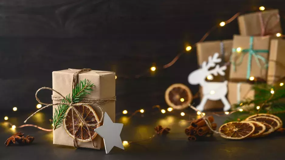 Galerie: Inspirujte se nápady na balení vánočních dárků a nechte ty své pod stromečkem vyniknout