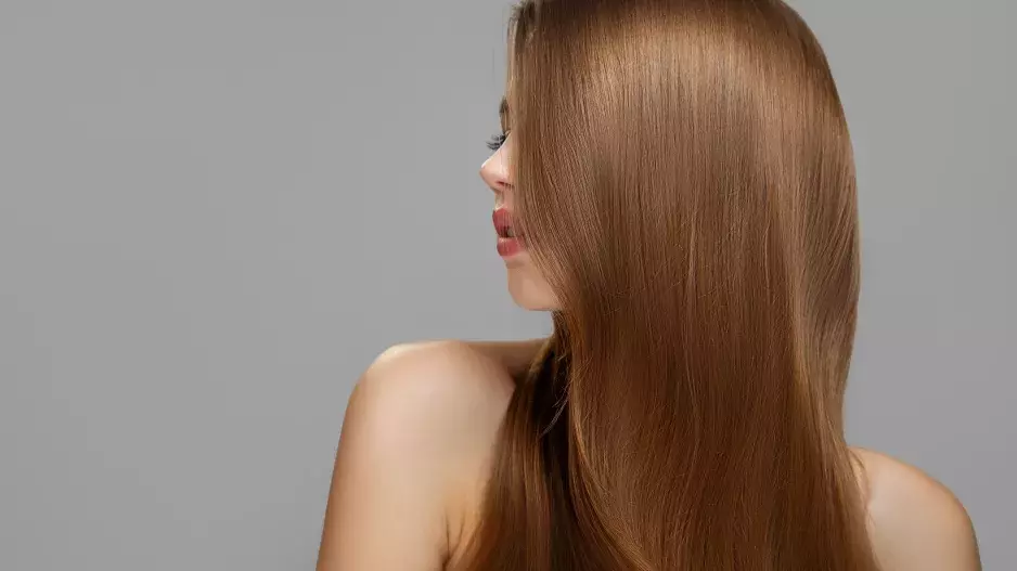 Nejnovější trend barvy vlasů na rok 2023: Zimní zlatá sluší ženám všech věkových kategorií