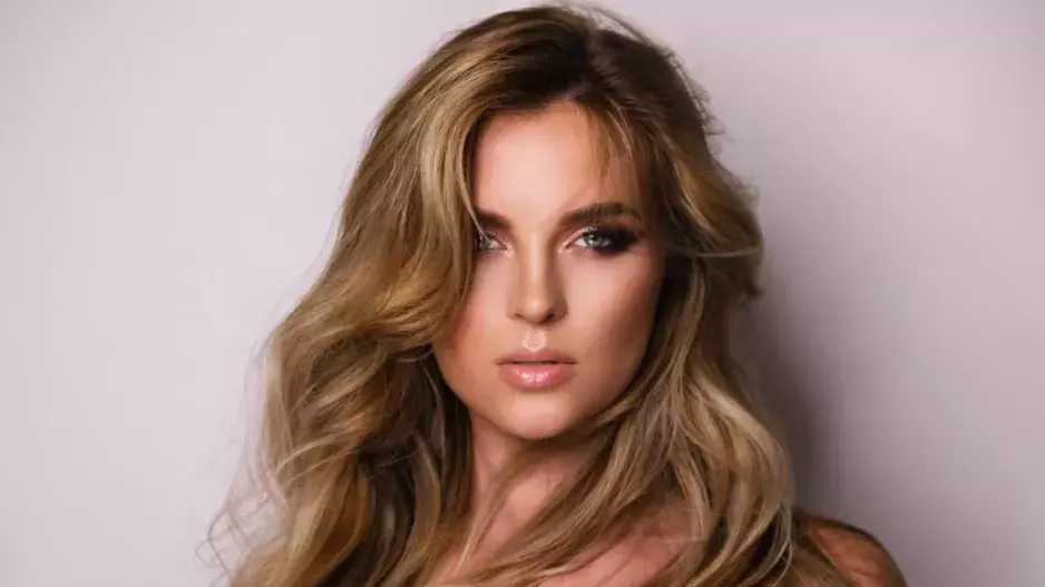 Vlasové trendy, které ovládnou rok 2023: Medové a čokoládové melíry, éterická měsíční blond a další