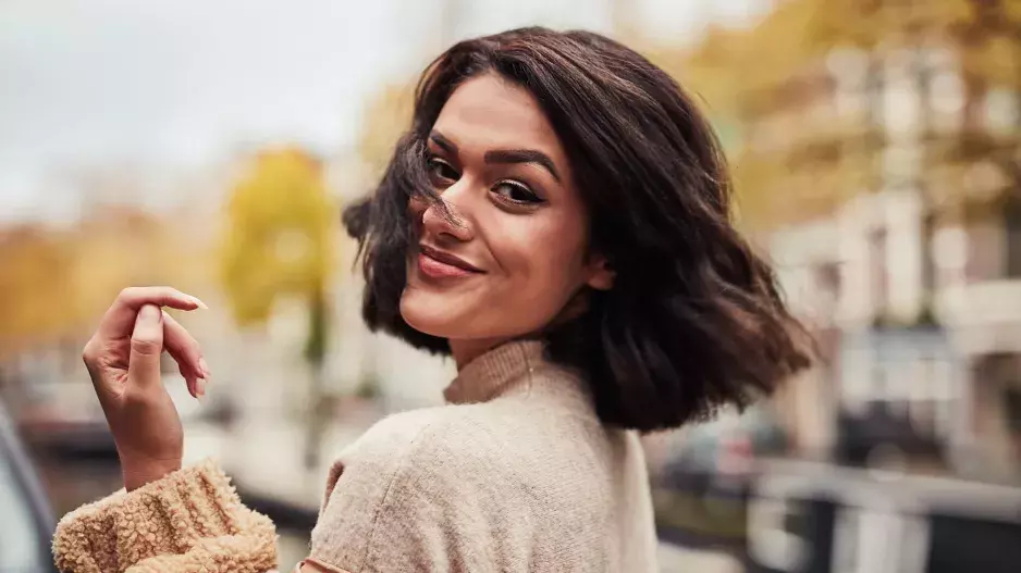 Jarní obnova vyčerpaných vlasů krok za krokem: Jak jim vrátit lesk, objem a sílu bez drahých salonů