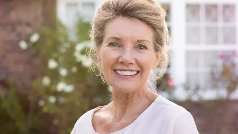 Účesy, které vás dělají starší: Uhlazené vlasy, nevhodná ofina a další nelichotivé střihy