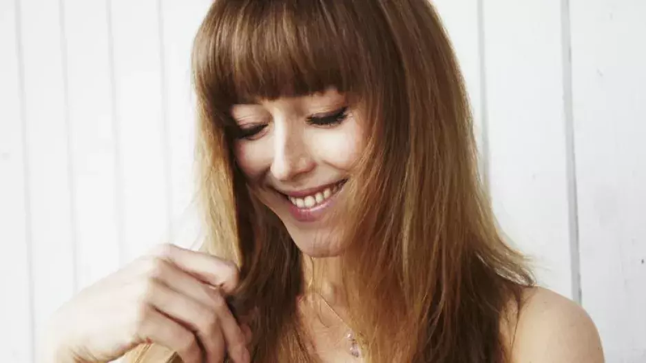 Vlasové trendy pro zimu 2026: Dominovat budou lesklé a hladké účesy, každý bude chtít ofinu