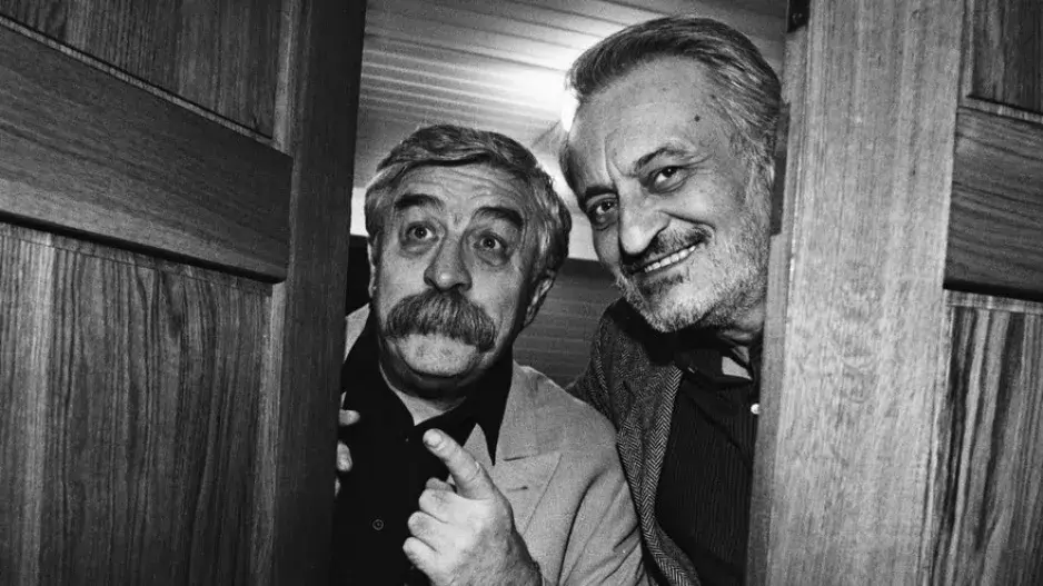 Hvězda S tebou mě baví svět Július Satinský bavil ostatní, sám však utápěl žal v alkoholu. Zničila ho tragická smrt ženy