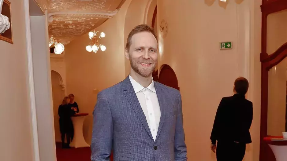 Úspěšný divadelní režisér se mění v ženu. Prsa už má, další náročné proměny jsou v plánu