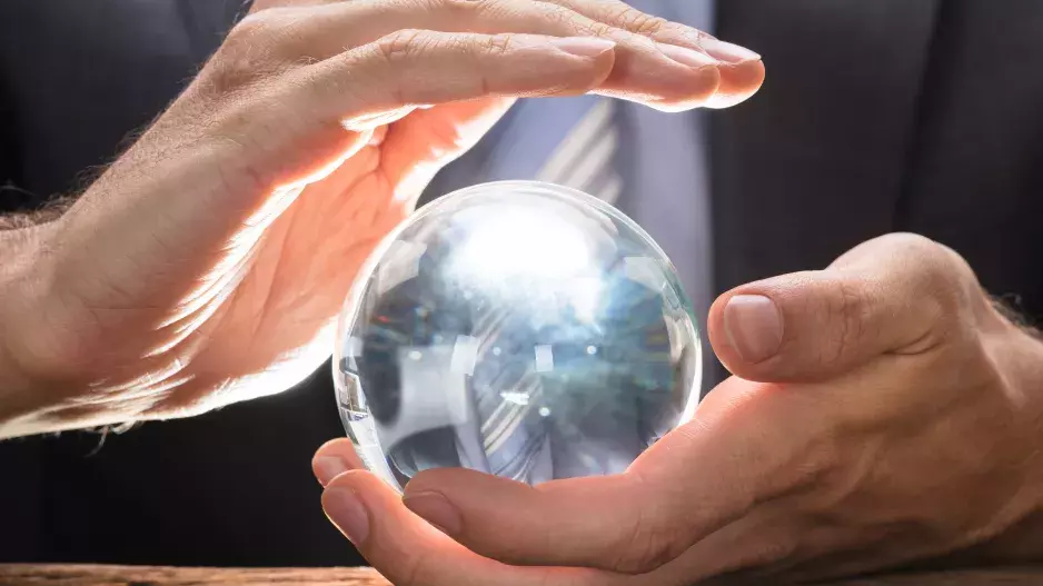 Nejúspěšnější žijící jasnovidec světa: V jeho vizích pro rok 2023 se objevuje palác v plamenech i pokračující ekonomická krize