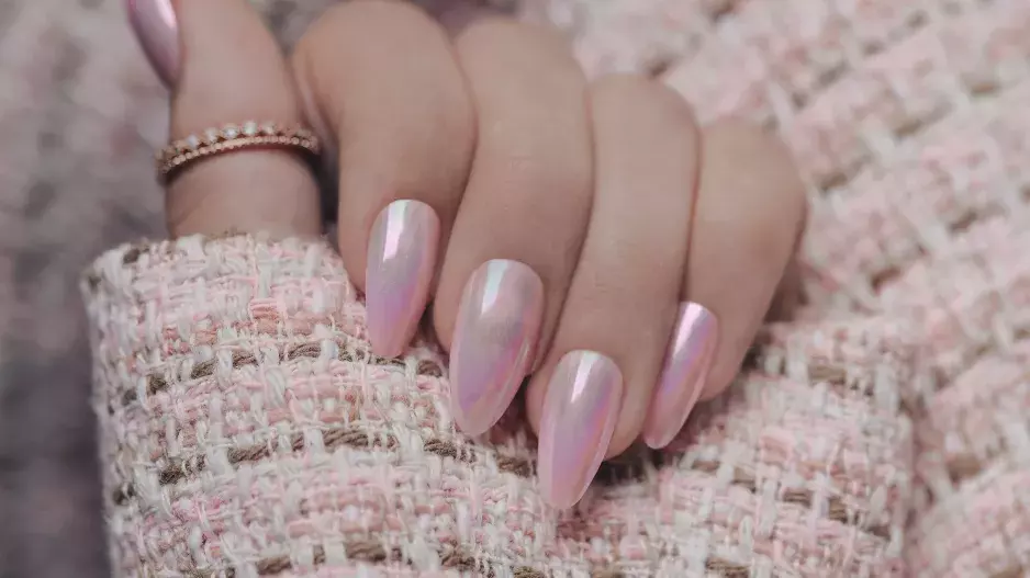 Největší trendy v manikúře pro sezonu jaro a léto 2023: Metalické odlesky, růžová ve stylu Barbie i neonky