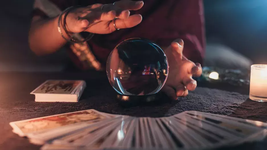 Důkazy, že jste obětí útoku černé magie: Bolesti hlavy, ale i změna stravovacích návyků