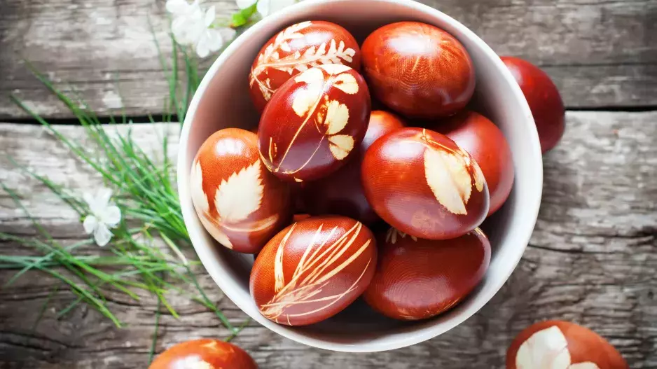 Galerie: Překrásná velikonoční vejce vytvořená pomocí přírody. Vyzkoušejte nejkrásnější velikonoční dekorace