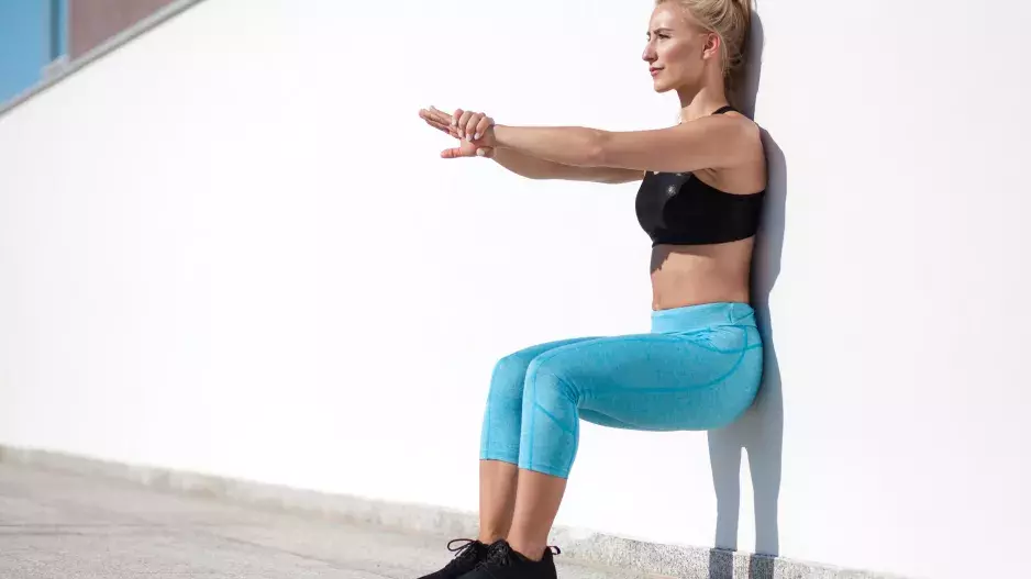 Ke zpevnění celého těla vám stačí zeď: Vyzkoušejte 4 jednoduché cviky, které se staly fenoménem internetu