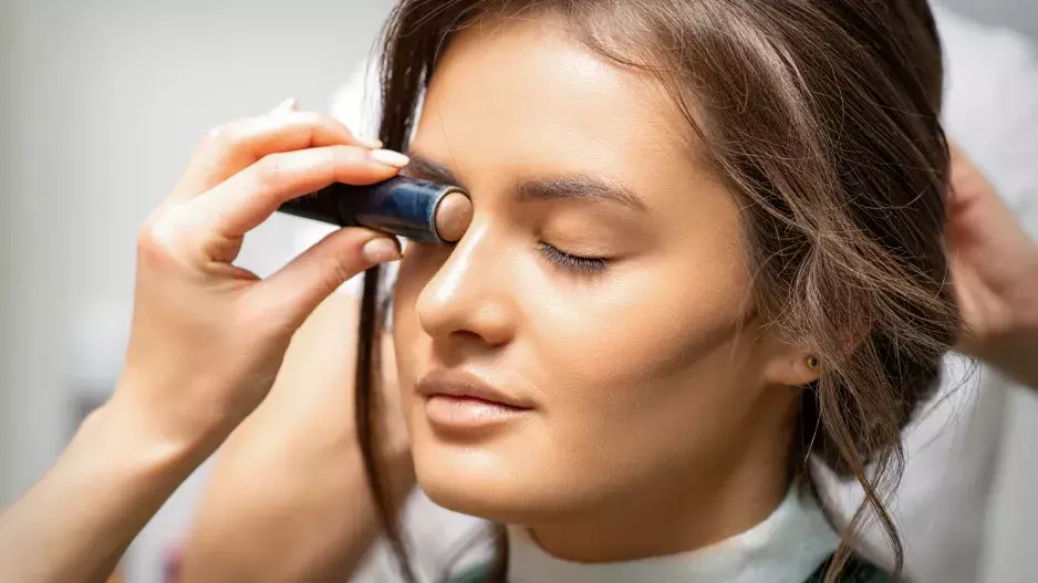 Jak ubrat kila v obličeji: Jde to během chvilky, stačí se jen správně nalíčit  