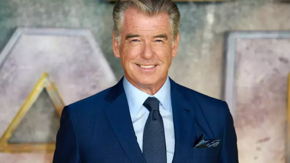 Vnučka agenta 007 Pierce Brosnana je hvězdou OnlyFans. Nejnovější fotografie v růžovém prádle odhalily téměř vše