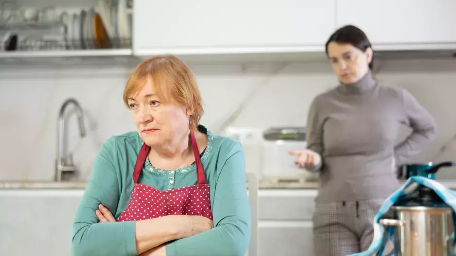 Ivana (52 let): Tchyně (75 let) si ze mě dělá služku a kuchařku v jednom, manžel nezasáhne
