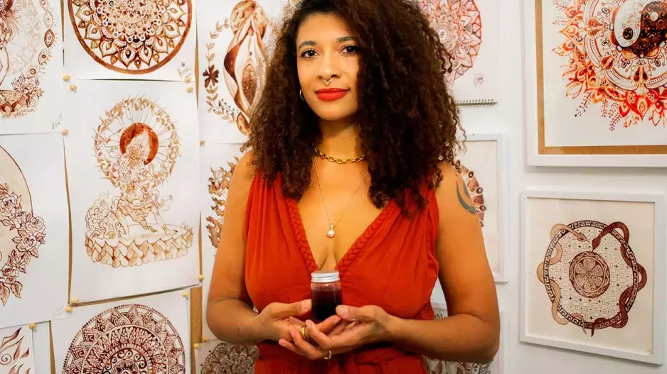 Moderní upírka Jasmine Alicia Carter pije svou menstruační krev: Je přesvědčená, že má zkrášlující účinky