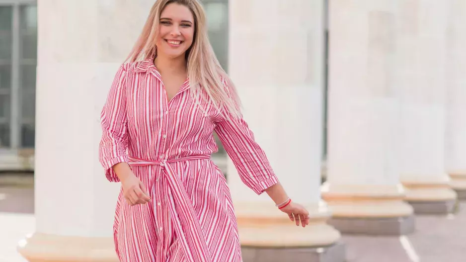 Trendy volné košile a šaty pro plnější postavy: Jak je nosit, abyste si nepřidávala zbytečně kila
