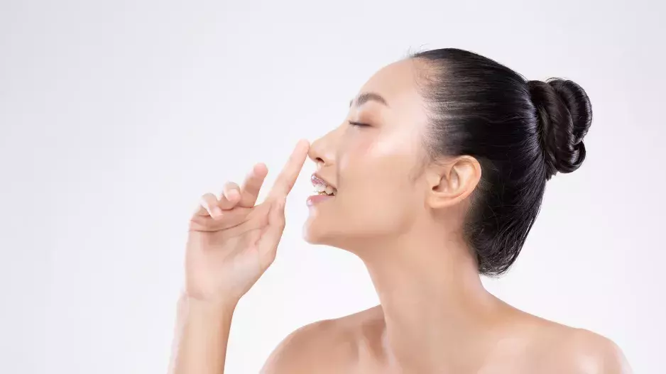 Zkrašlovací praktiky z celého světa, které se opravdu používají: Falešná operace nosu nebo křivení zubů