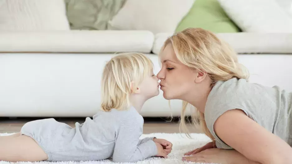 Psychologové varují: Polibek na rty může narušit vývoj dítěte