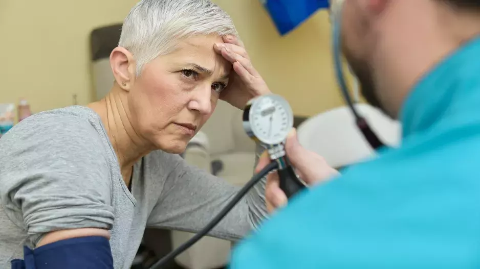 Přetrvávající bolesti hlavy a další alarmující znaky vysokého krevního tlaku, které rozhodně neignorujte