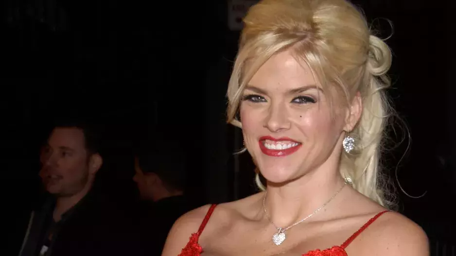 Z tohoto příběhu vám pukne srdce: Mladičká Anna Nicole Smith si vzala 89letého miliardáře. Tragicky zemřela ona i její syn