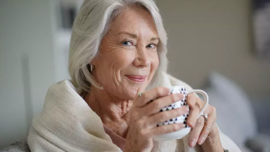 Pro ženy nad 50: Šálek kontryhelového čaje denně dokáže zázraky. Pomáhá s hubnutím nebo ženskými problémy