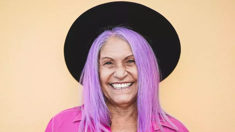 Ženy nad 50: Účesy, se kterými byste se měla definitivně rozloučit. Zakažte si určité střihy i barvy