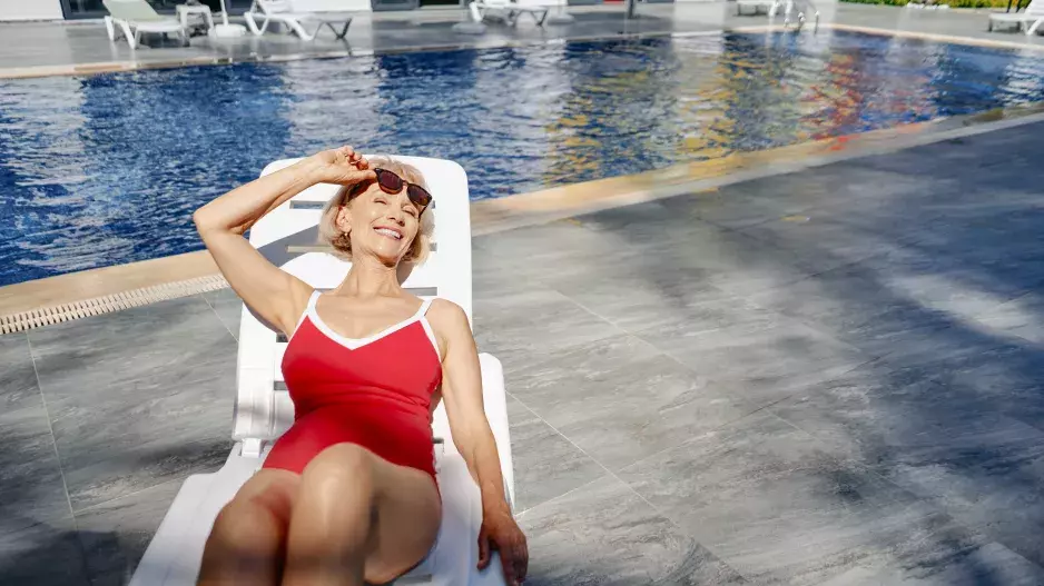 Ženy nad 50 let a plavky: Jak se v nich cítit dobře? Vyberte ty, které vám sedí a nezapomeňte na důležité pravidlo