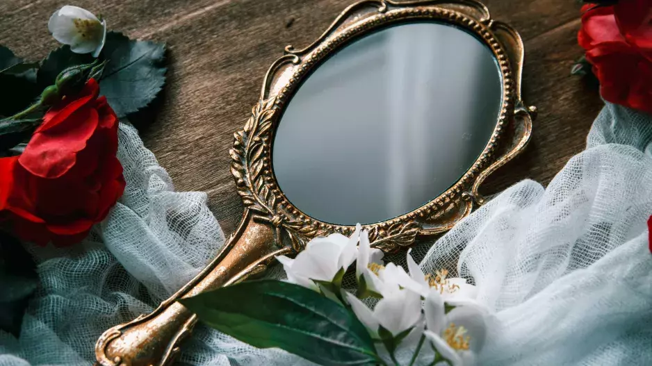 Magie se zrcadly: Přivolejte si do života bohatsví, lásku nebo sebevědomí pomocí věci, kterou má každý doma