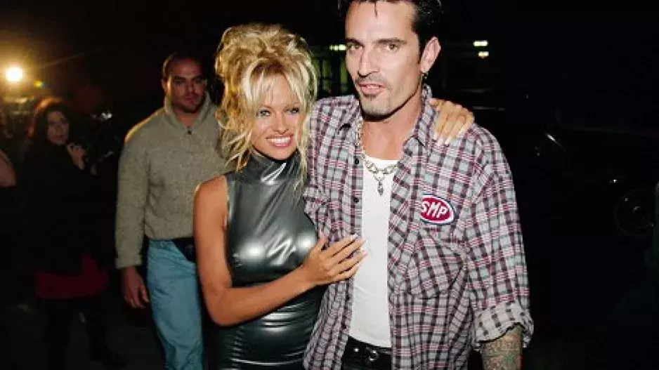 Nejkrásnější účes 90. let je zpátky. Ikonický drdol hvězdy Pobřežní hlídky vás dostane. Potřebujete kulmu a kalhotky 