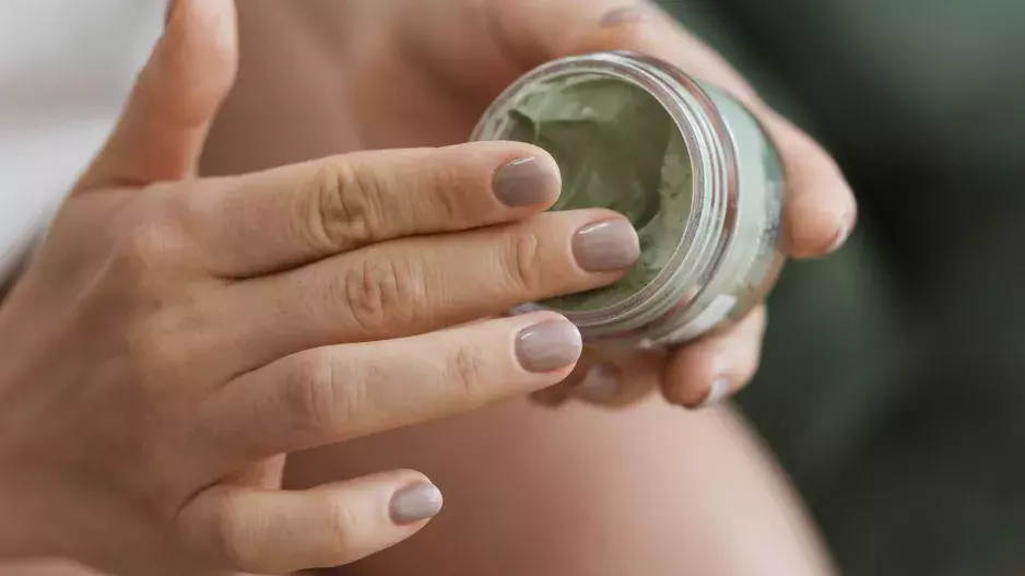 Rady od babiček proti bolesti kyčlí: Skvěle funguje domácí mazání i obklady. Vyzkoušejte zelný nebo křenový