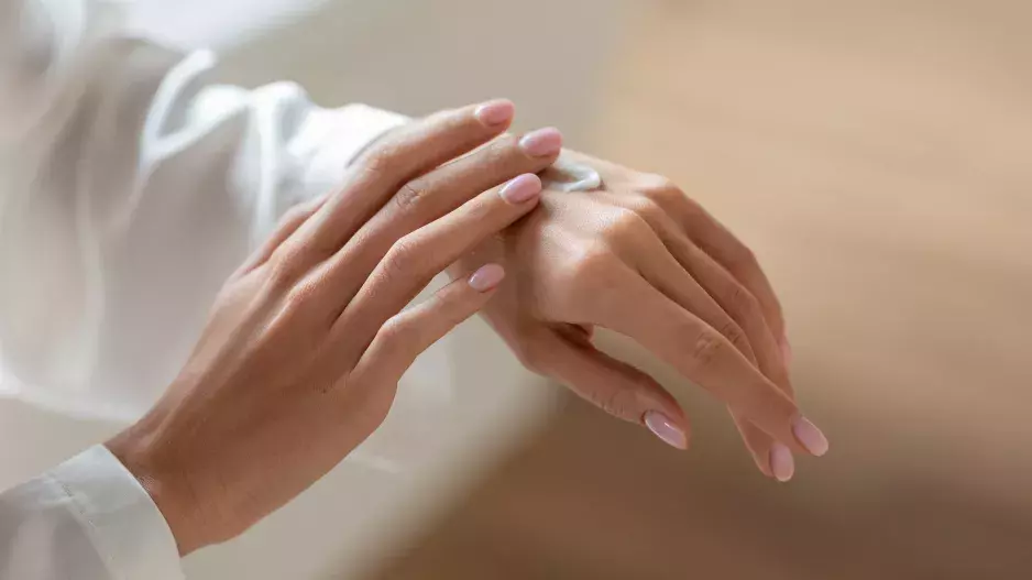 Stařecké skvrny na rukách: Proč se tvoří a jak se jich zbavit? Právě teď je potřeba myslet na prevenci