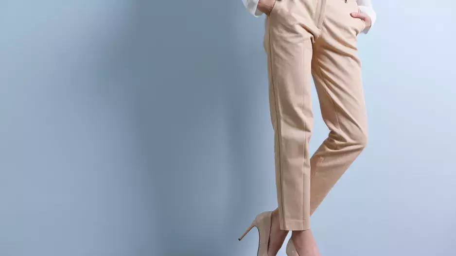 Perfektní kalhoty pro nízké ženy existují: Trendy kousky, které prodlouží nohy a vypadají skvěle